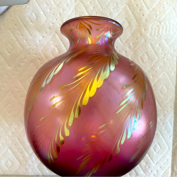 Correia Hand Blown Glass Vase Pink and Gold Spiral Motif exquisitely Created - Picture 5 of 6